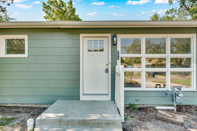 583 W 1st St, Valley Center, KS 67147