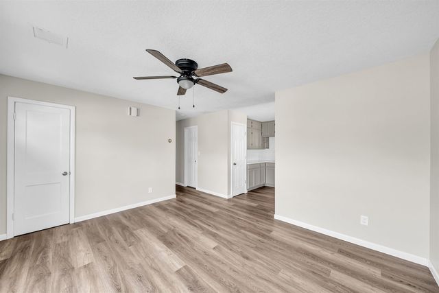 583 W 1st St, Valley Center, KS 67147