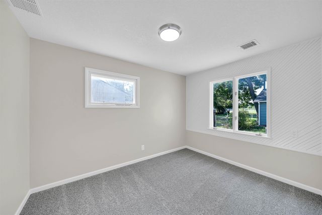 583 W 1st St, Valley Center, KS 67147