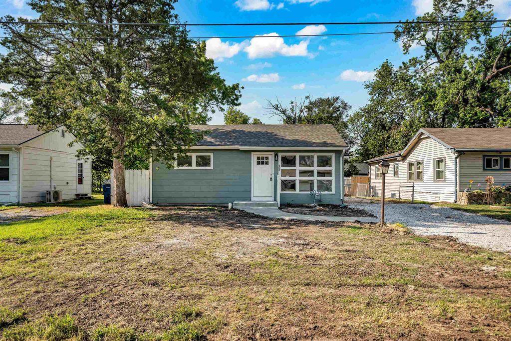 583 W 1st St, Valley Center, KS 67147