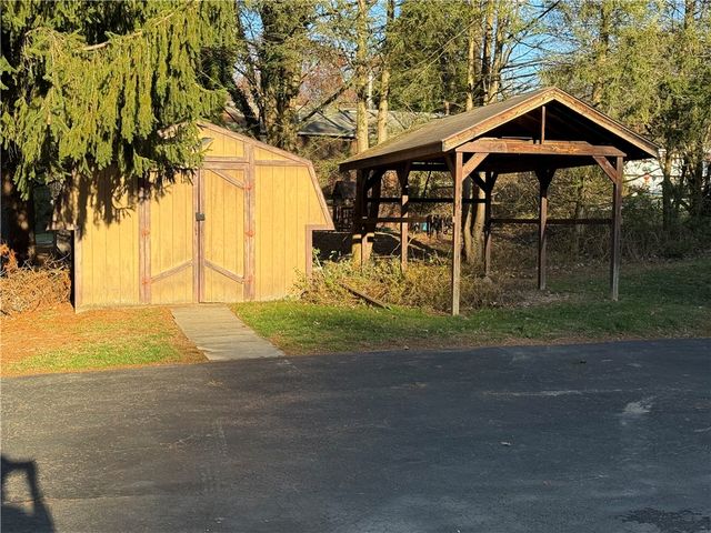 1525 Orchard Dr, Unity Twp, PA 15601