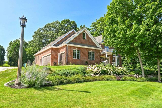 S76W25745 Prairieside DRIVE, Waukesha, WI 53189