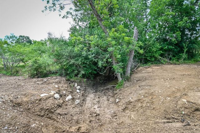 000 County Road 447, Waelder, TX 78959