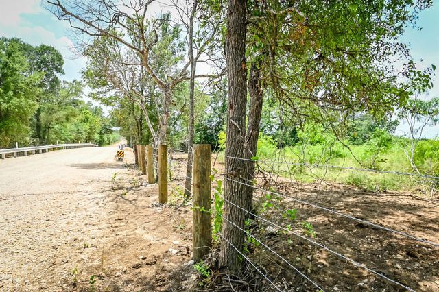 000 County Road 447, Waelder, TX 78959