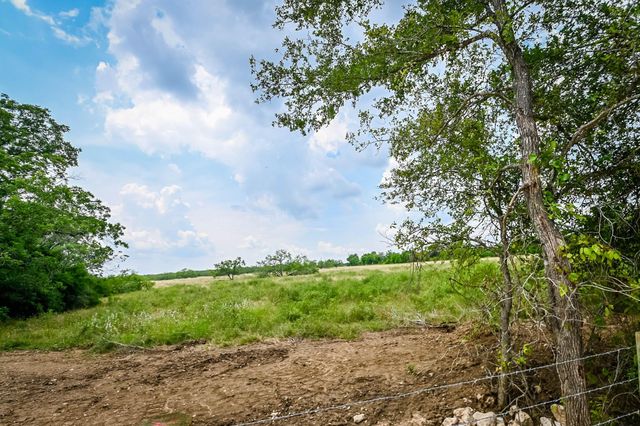 000 County Road 447, Waelder, TX 78959