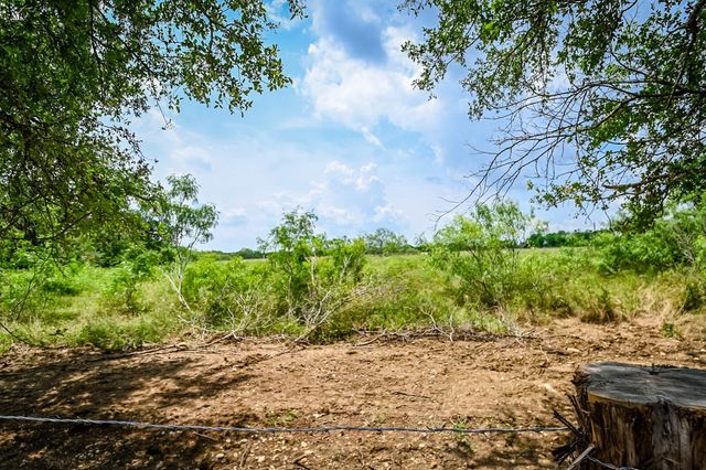 000 County Road 447, Waelder, TX 78959