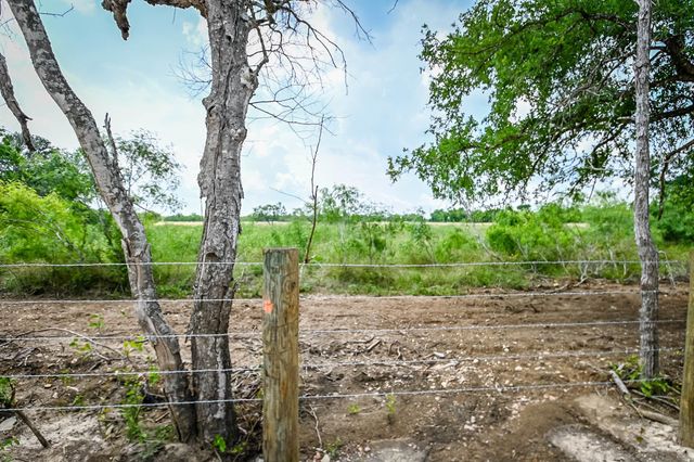 000 County Road 447, Waelder, TX 78959