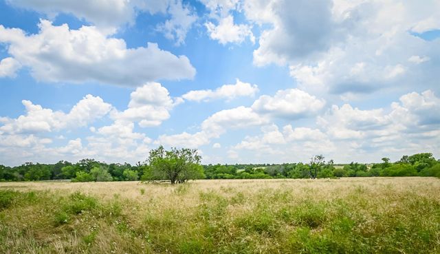 000 County Road 447, Waelder, TX 78959