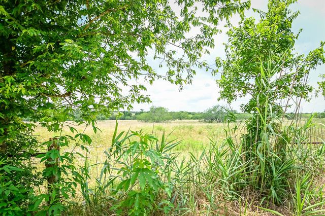 000 County Road 447, Waelder, TX 78959