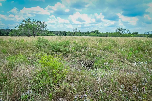 000 County Road 447, Waelder, TX 78959