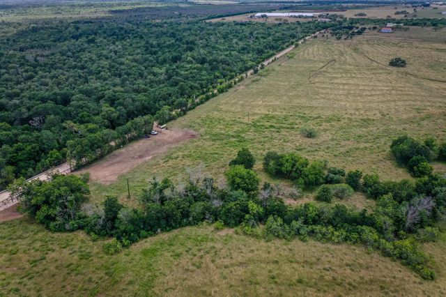 000 County Road 447, Waelder, TX 78959