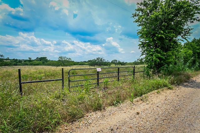 000 County Road 447, Waelder, TX 78959
