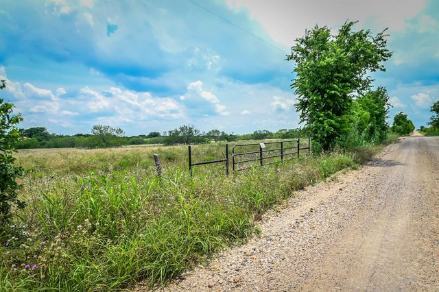 000 County Road 447, Waelder, TX 78959