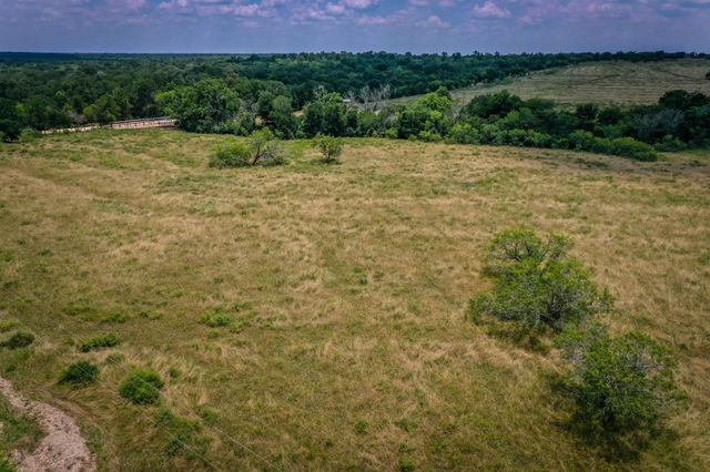 000 County Road 447, Waelder, TX 78959