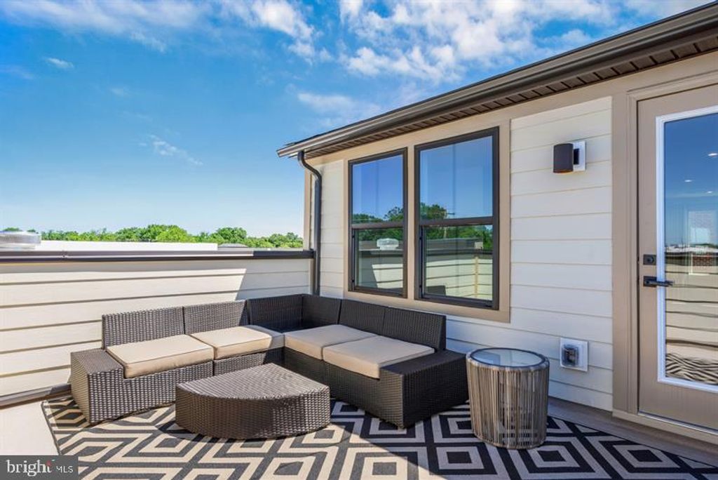 Image 11 of property listing at 2266 WATERFRONT WAY, Baltimore, MD 21230