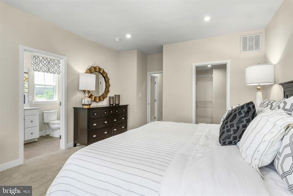 Image 13 of property listing at 2266 WATERFRONT WAY, Baltimore, MD 21230