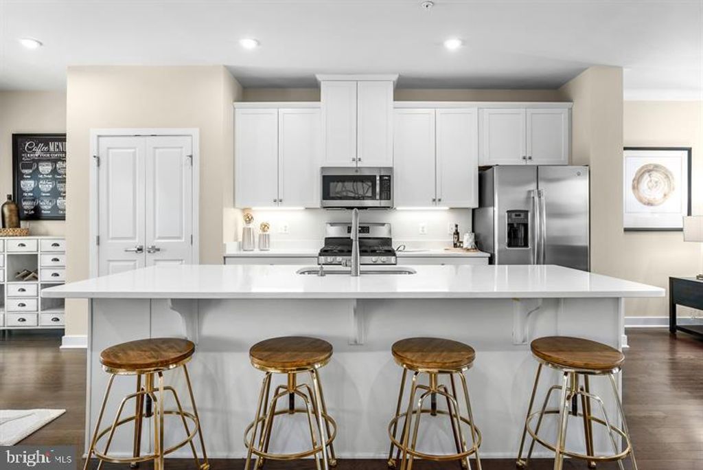 Image 3 of property listing at 2266 WATERFRONT WAY, Baltimore, MD 21230