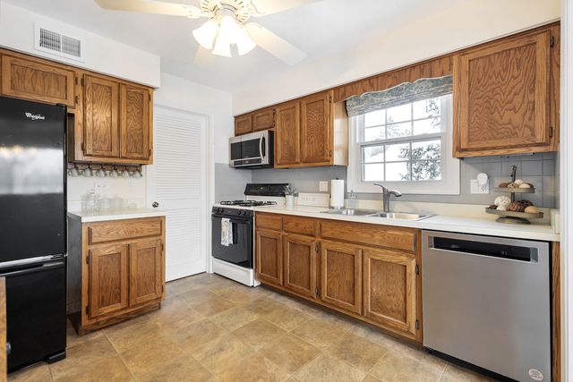 1907 Gresham Circle D, Wheaton, IL 60189