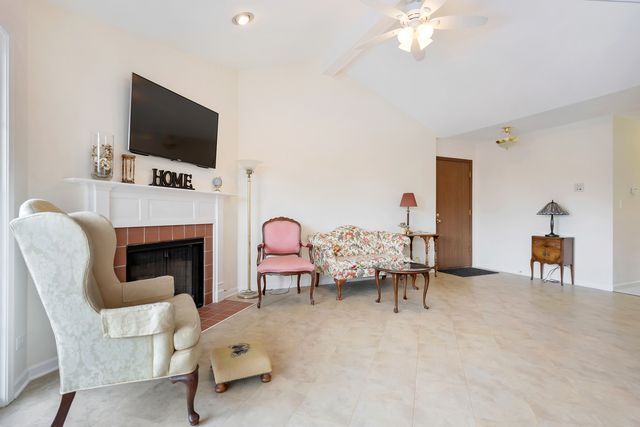 1907 Gresham Circle D, Wheaton, IL 60189