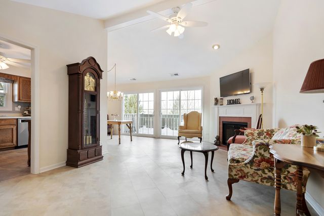 1907 Gresham Circle D, Wheaton, IL 60189