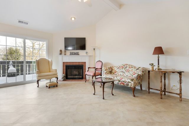 1907 Gresham Circle D, Wheaton, IL 60189