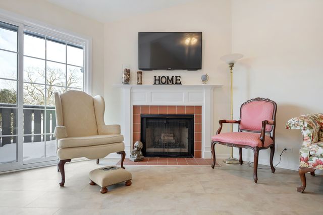 1907 Gresham Circle D, Wheaton, IL 60189