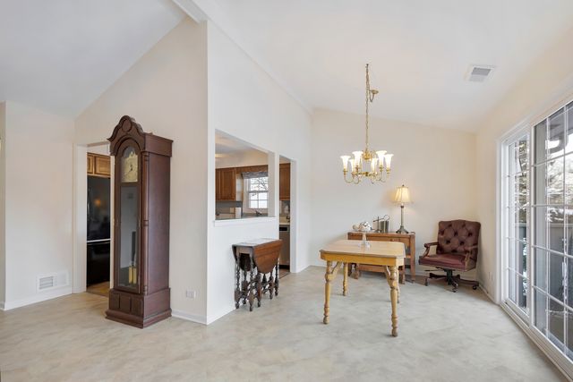 1907 Gresham Circle D, Wheaton, IL 60189