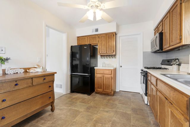 1907 Gresham Circle D, Wheaton, IL 60189