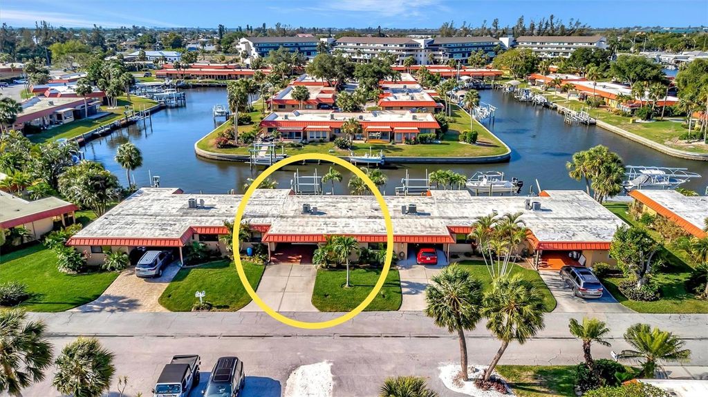 Image 2 of property listing at 9517 AZURE COVE, Bradenton, FL 34210