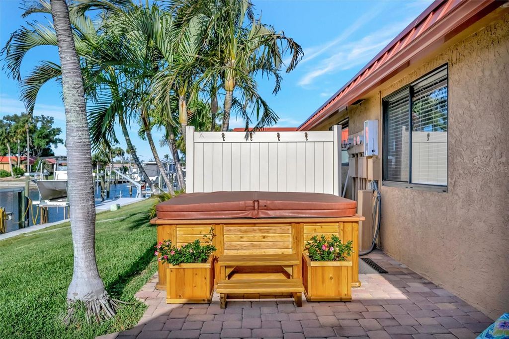 Image 11 of property listing at 9517 AZURE COVE, Bradenton, FL 34210