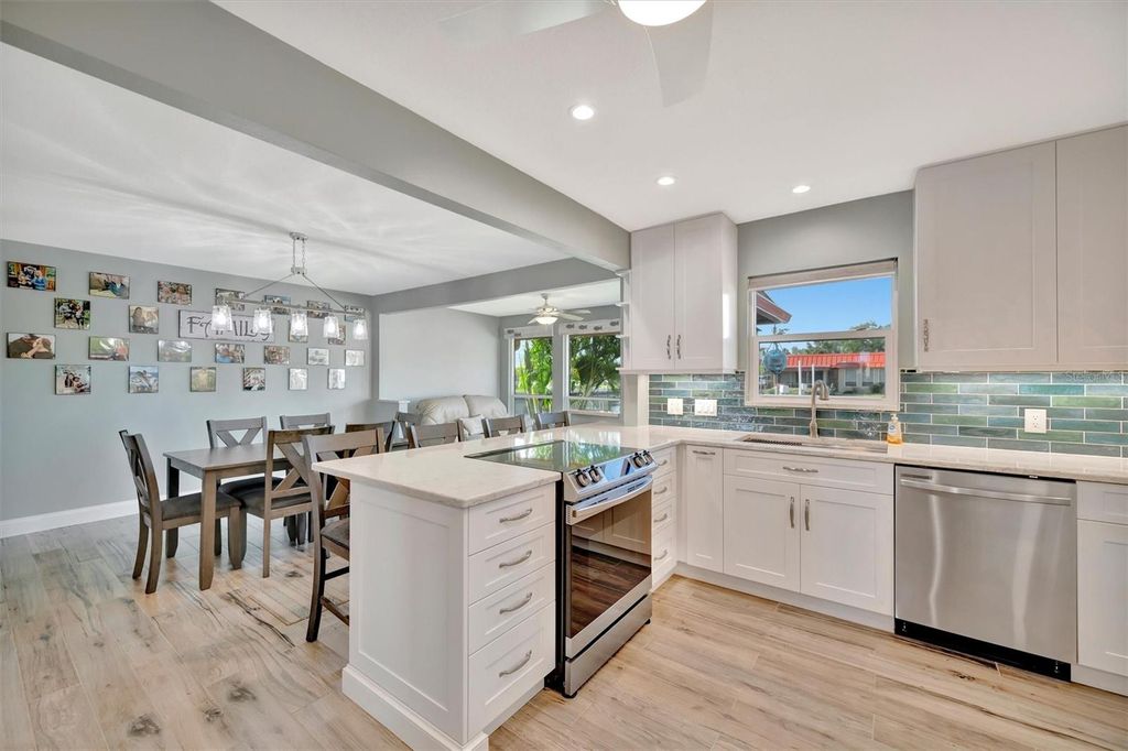 Image 16 of property listing at 9517 AZURE COVE, Bradenton, FL 34210