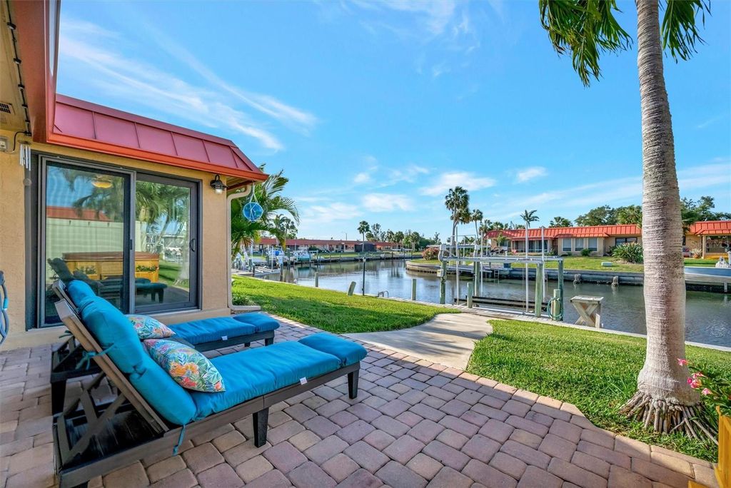 Image 3 of property listing at 9517 AZURE COVE, Bradenton, FL 34210