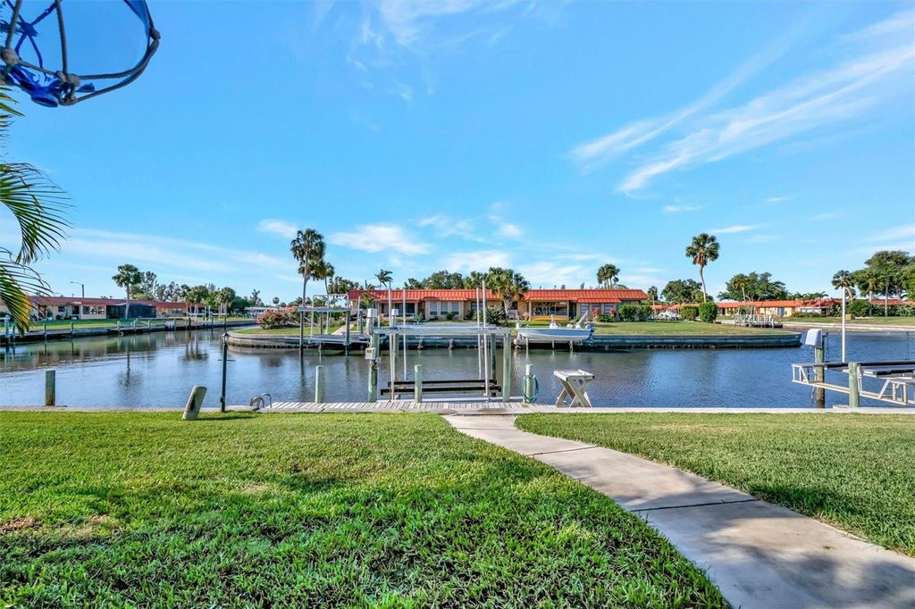 Image 4 of property listing at 9517 AZURE COVE, Bradenton, FL 34210