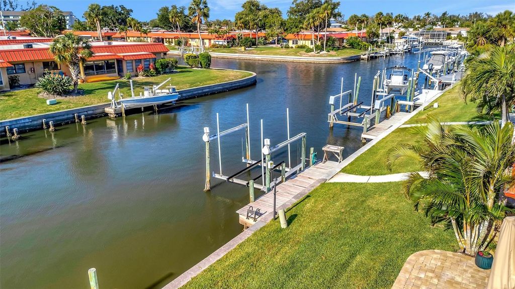 Image 5 of property listing at 9517 AZURE COVE, Bradenton, FL 34210