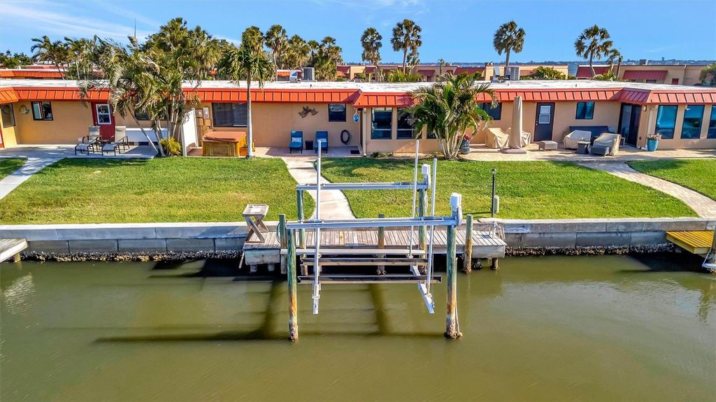 Image 6 of property listing at 9517 AZURE COVE, Bradenton, FL 34210