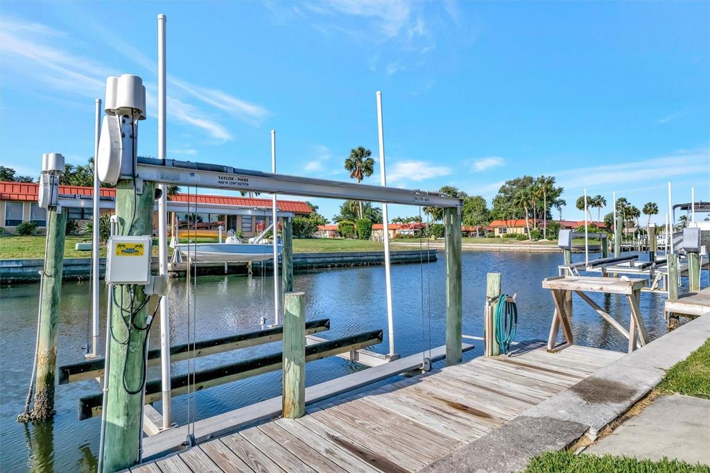 Image 7 of property listing at 9517 AZURE COVE, Bradenton, FL 34210