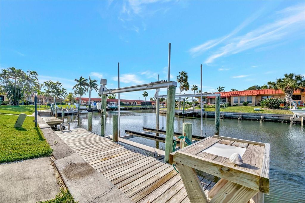 Image 8 of property listing at 9517 AZURE COVE, Bradenton, FL 34210