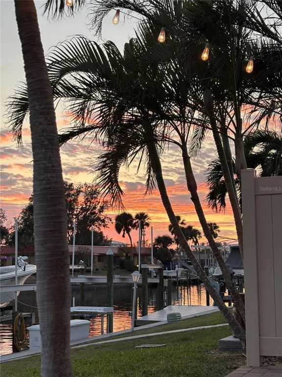 Image 10 of property listing at 9517 AZURE COVE, Bradenton, FL 34210