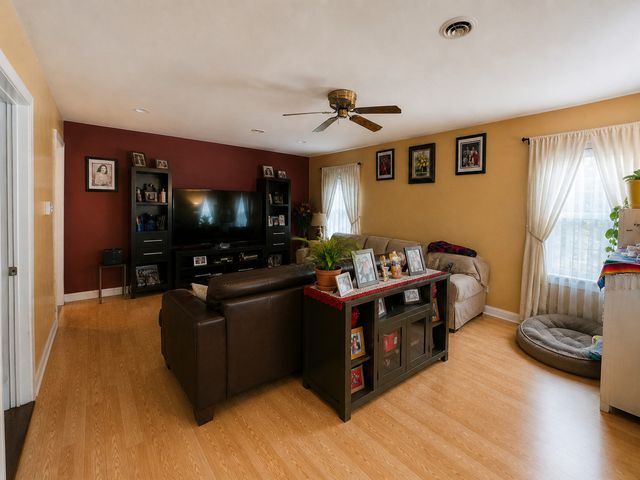 8 Monroe Street, Elgin, IL 60123