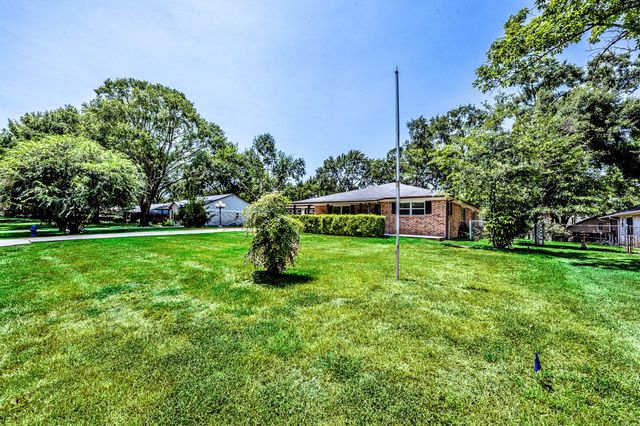 13185 Crest Drive, Willis, TX 77318