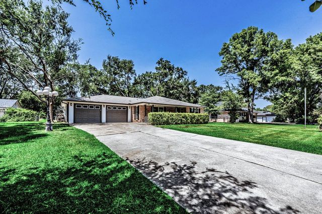 13185 Crest Drive, Willis, TX 77318
