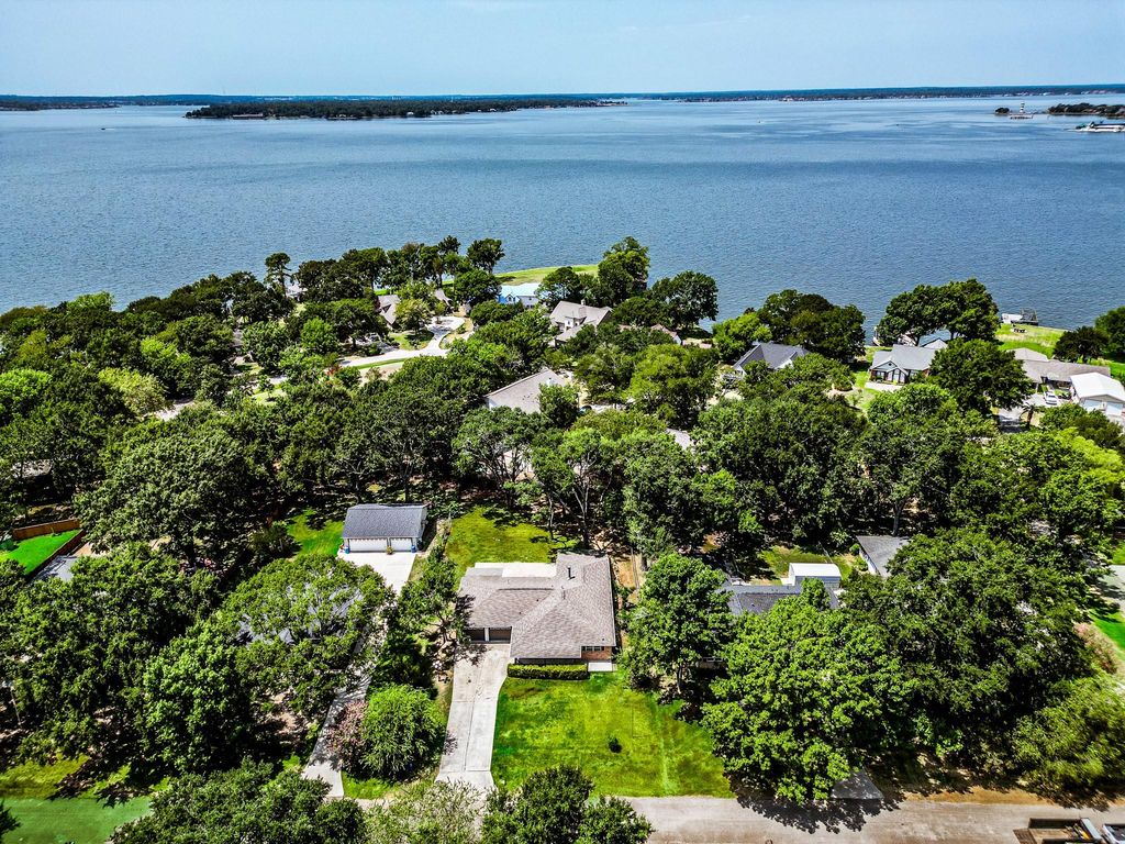 13185 Crest Drive, Willis, TX 77318