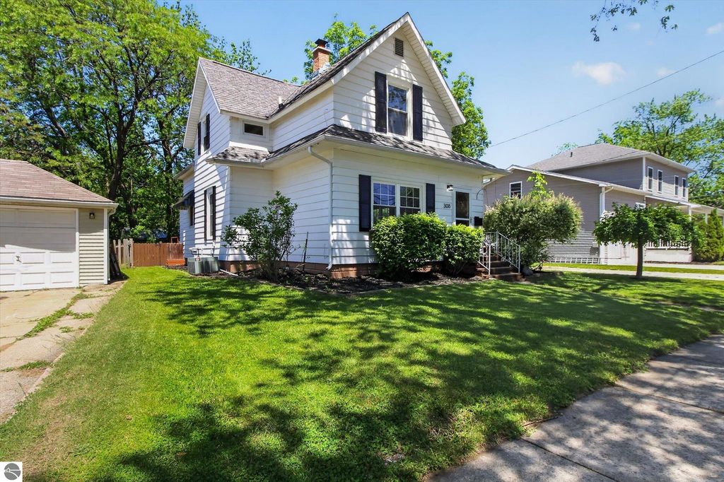 Image 2 of property listing at 308 Orchard Street, Alma, MI 48801