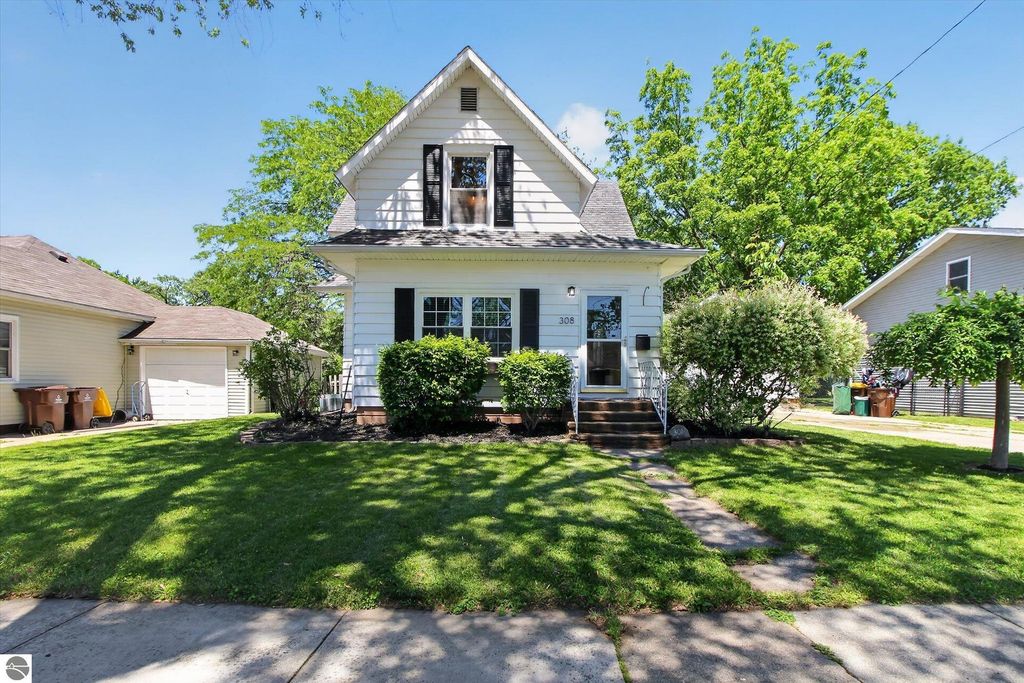 Image 3 of property listing at 308 Orchard Street, Alma, MI 48801