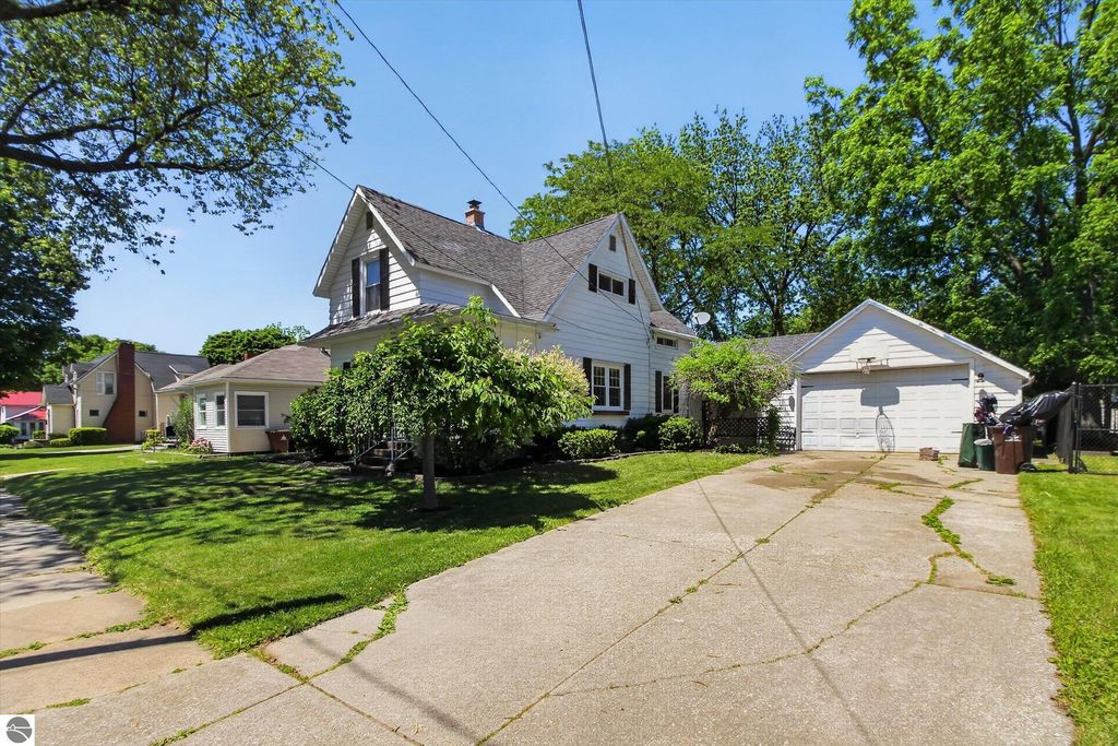 Image 4 of property listing at 308 Orchard Street, Alma, MI 48801