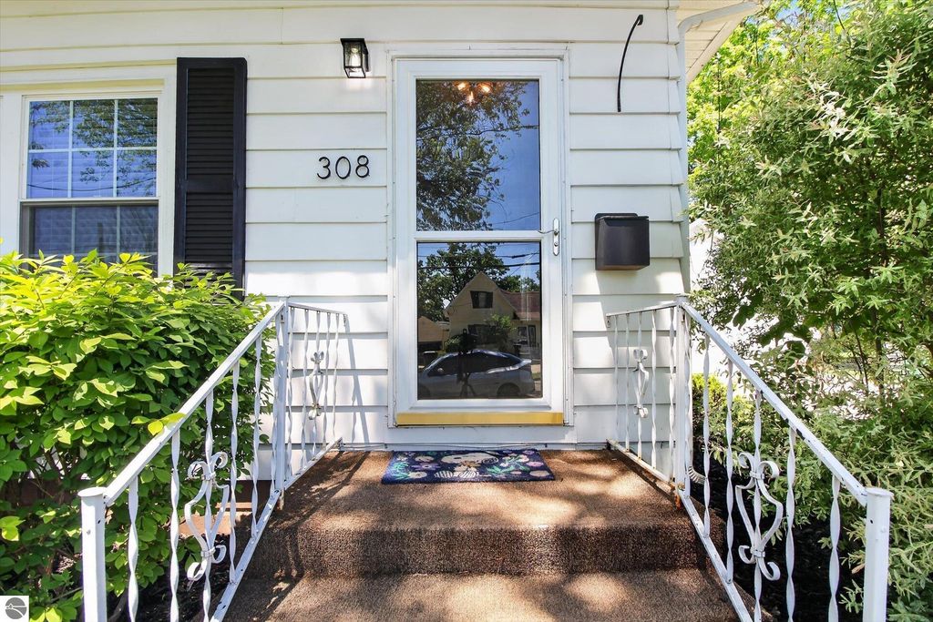 Image 5 of property listing at 308 Orchard Street, Alma, MI 48801