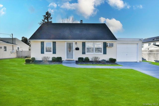 27 Seaton Street, Massapequa, NY 11758