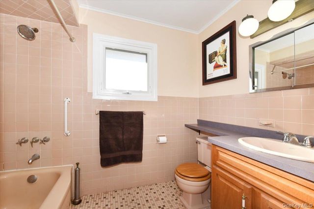 27 Seaton Street, Massapequa, NY 11758