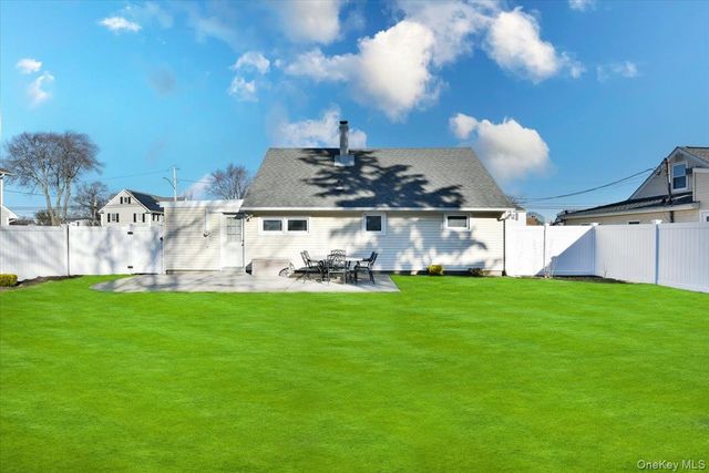 27 Seaton Street, Massapequa, NY 11758