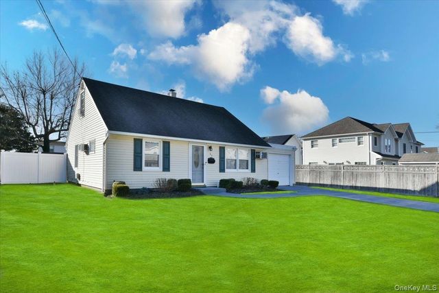 27 Seaton Street, Massapequa, NY 11758